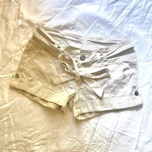 Cute khaki shorts with belt✨